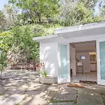 Beverly Glen Charming Gated Guesthouse